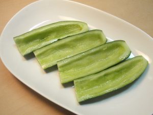 おおばこと豚ひき肉のきゅうり蒸し