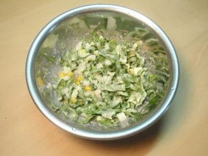 おおばこと豚ひき肉のきゅうり蒸し
