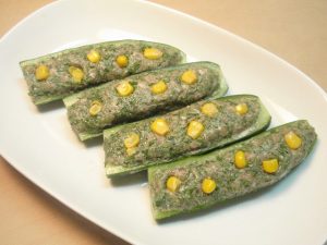 おおばこと豚ひき肉のきゅうり蒸し