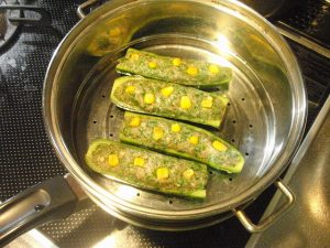 おおばこと豚ひき肉のきゅうり蒸し