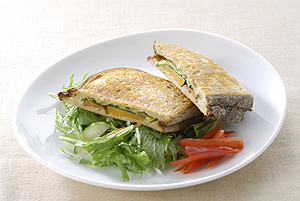 かぼちゃとチーズの全粒粉ホットサンド