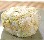 くるみ・炒り卵・キャベツのおにぎり