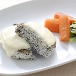 ごまと鶏ひき肉のチーズハンバーグ
