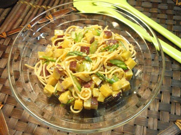 さつまいもとパスタのしょう油麹サラダ