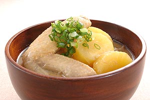 さつまいもと鶏手羽先の味噌スープ