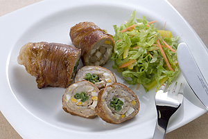 さといもとゆで卵の豚肉巻き