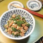 じしばりとマグロの和え物