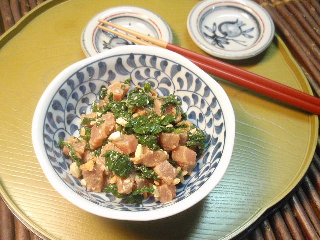 じしばりとマグロの和え物