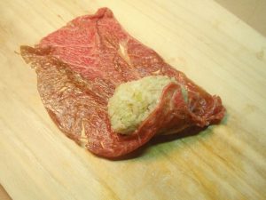 すりおろしわさびの牛肉巻きおにぎり