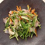 せりとベーコンのにんにく炒め