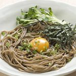 そばのオイスター炒め卵黄のせ