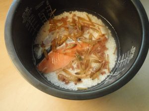 つくしと紅鮭の炊き込みごはん