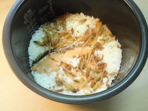 つくしと紅鮭の炊き込みごはん