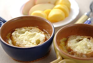 にんにくとフランスパンのチーズスープ