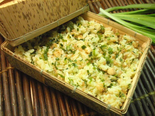 やぶかんぞうと豚ひき肉のサフランライス