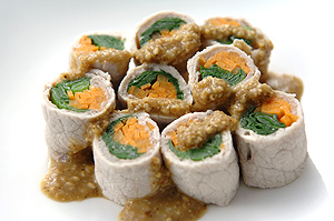 ゆで豚肉巻きのごまだれ風味