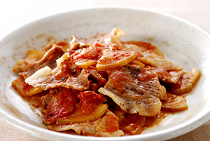 りんごと豚薄切り肉のトマト蒸し煮