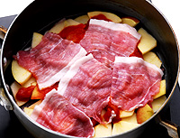 りんごと豚薄切り肉のトマト蒸し煮