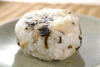 アジと塩昆布のおにぎり