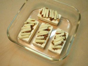 アチャールとナッツの豆腐味噌チーズ焼き