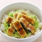 ウナギのカレー焼きと細切りキャベツのどんぶり
