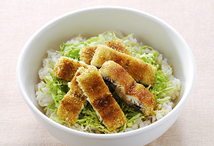 ウナギのカレー焼きと細切りキャベツのどんぶり