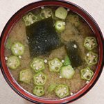 オクラとワカメの味噌汁