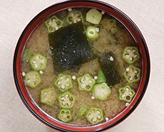 オクラとワカメの味噌汁