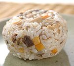 カツオとにんじんのおにぎり