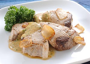 カツオソテーの味噌マヨネーズがけ