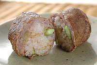 カツオ節と枝豆入りの牛肉巻きおにぎり