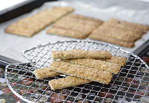 キャベツと白ごまのパイ生地風クッキー