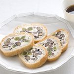 クリームチーズと煮豆詰めフランスパン