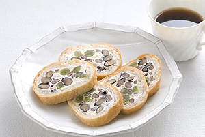クリームチーズと煮豆詰めフランスパン