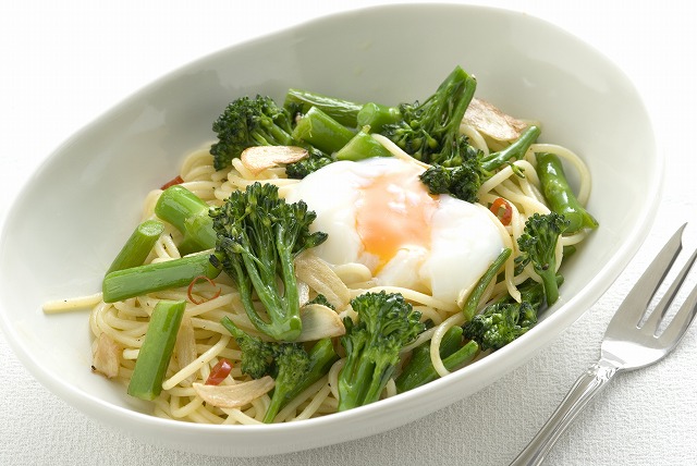 スティックセニョールと半熟卵のパスタ
