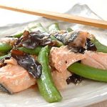 スナップえんどうと鮭の炒め物
