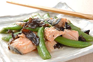 スナップえんどうと鮭の炒め物