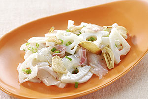 タイとれんこんのにんにくチップスサラダ
