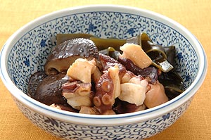 タコと昆布、しいたけの煮物