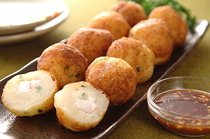 タコのじゃがいも包み揚げ