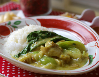 チンゲン菜と鶏肉のココナッツカレー