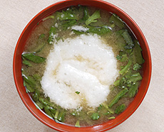 トロロと春菊の味噌汁