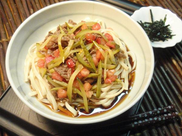 ピクルスと牛肉の冷やしうどん