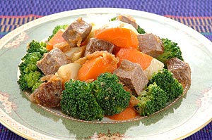 ブロッコリーとサイコロステーキの温野菜サラダ