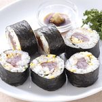 マグロとにんにくチップスの海苔巻き