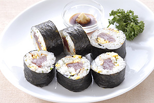 マグロとにんにくチップスの海苔巻き