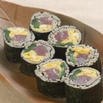 マグロと卵のそば寿司