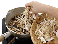 保存できる「きのこのしょう油漬け」
