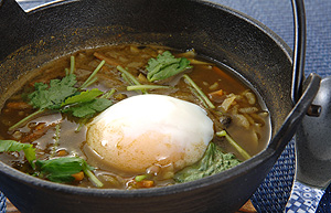 半熟卵入り雑穀のカレー雑炊