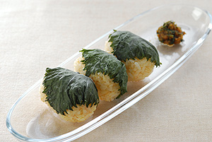 塩じそとおろしにんじんごはんのおにぎり